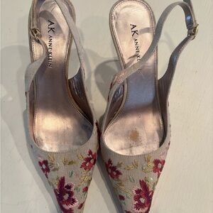 Anne Klein women’s shoes.  Akmakaya fabric upper.